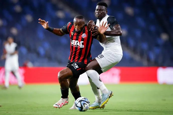 אבנעזר ממאטה שחקן מ.ס. אשדוד מול שחקן הפועל חיפה פרנן מאיימבו