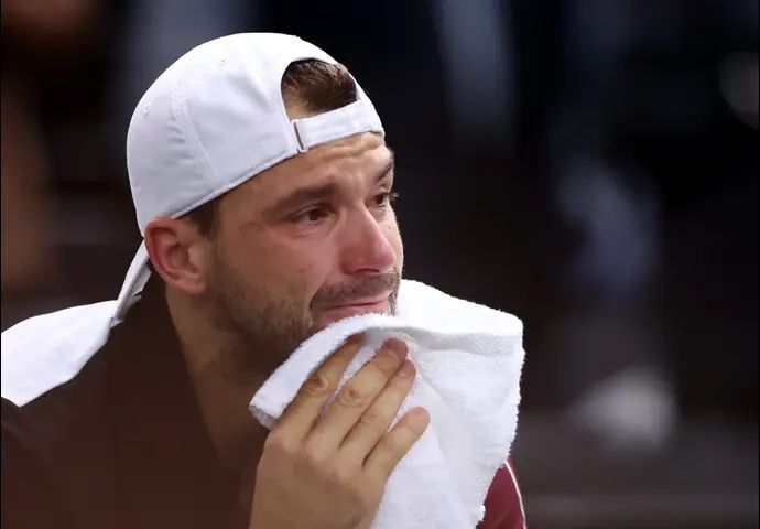 גריגור דימיטרוב טניסאי בולגרי בוכה לאחר הפסד בגמר טורניר פריז