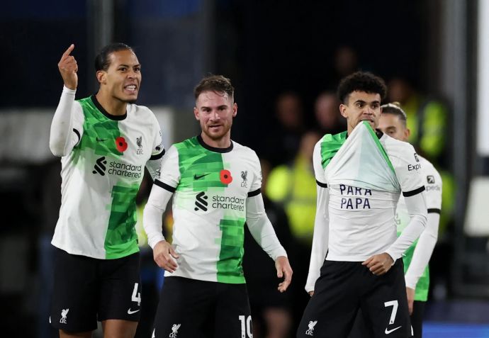 לואיס דיאס ליברפול לצד אלכסיס מקאליסטר וירג'יל ואן דייק