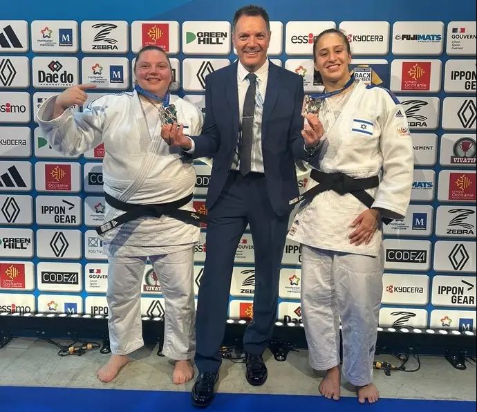 ענבר לניר, רז הרשקו עם המדליות באליפות אירופה בג'ודו, ביניהן המאמן שני הרשקו