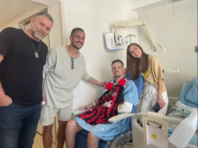 קפטן הפועל חיפה דור מלול מבקר את אוהד הקבוצה מתן בן ארי שנפגע ממחבלי חמאס