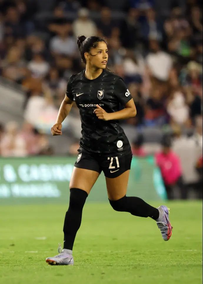 הכדורגלנית סטפני פרר במדי איינג'ל סיטי ב-2022