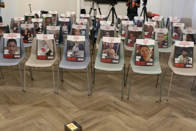 תמונות החטופים על כיסאות מסיבת העיתונאים של נבחרת ישראל בכדורגל בבית הנבחרות בשפיים