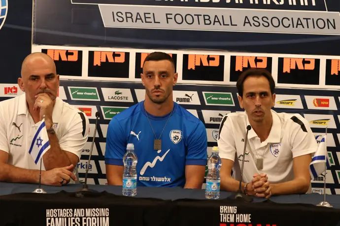 אלון חזן מאמן נבחרת ישראל עם יוסי בניון המנהל המקצועי ועם נטע לביא