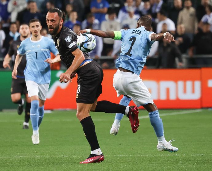 ודאט מוריצ'י נבחרת קוסובו לצד אלי דסה נבחרת ישראל