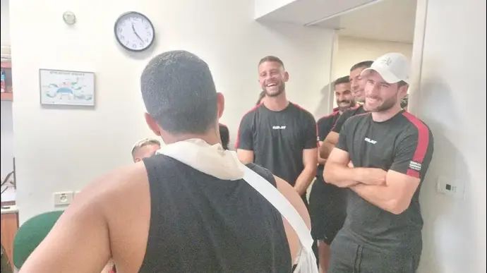 שחקני הפועל באר שבע מבקרים חיילים פצועים