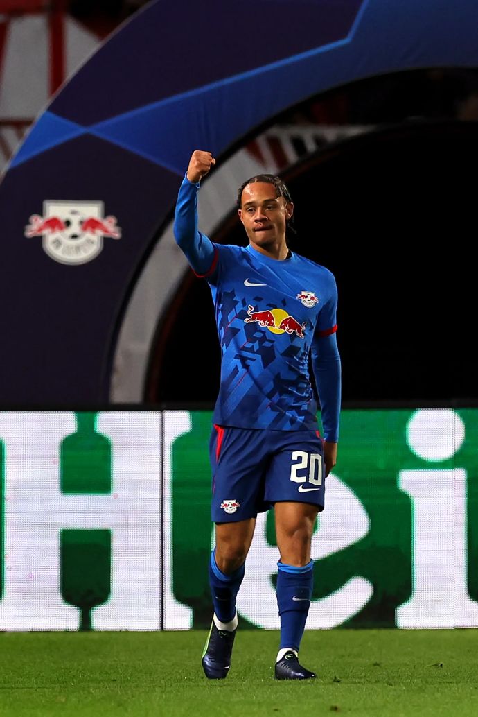 צ'אבי סימונס חוגג שער לזכות לייפציג