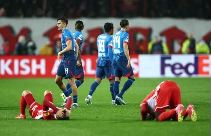 שחקני הכוכב האדום בלגרד מאוכזבים אחרי ההפסד ללייפציג בליגת האלופות