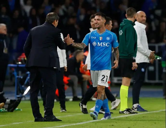 מתאו פוליטאנו חוגג יחד עם מאמן נאפולי רודי גרסיה