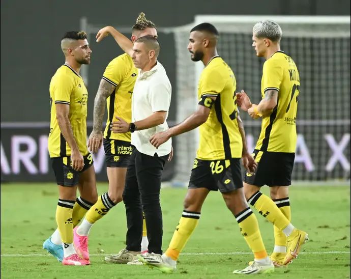 רן קוז'וך מאמן מכבי נתניה עם שחקניו