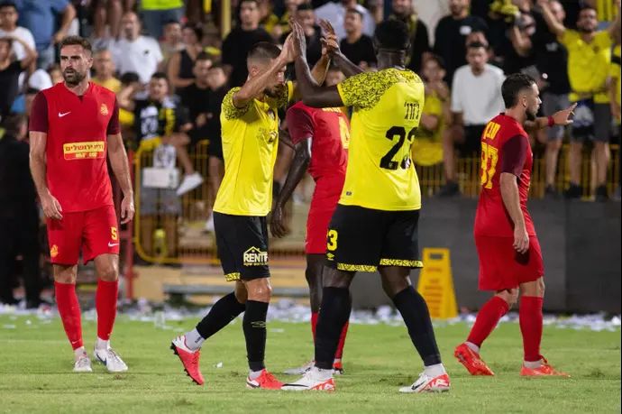 מיירון ג'ורג' עם דני הוצ'קו שחקני בית