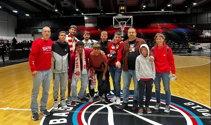 12 תושבים מיישובי העוטף מתארחים במשחקה של הפועל תל אביב בפריז