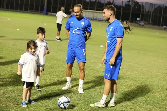שחקני נבחרת ישראל, עופרי ארד, דן גלזר, עם ילדים שפונו מעוטף עזה