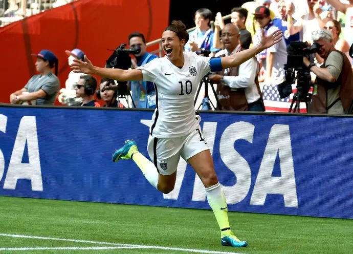 קרלי לויד שחקנית נבחרת ארצות הברית בכדורגל נשים חוגגת שער בגמר המונדיאל