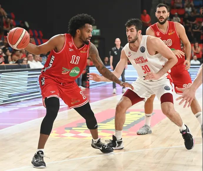 שחקן הפועל תל אביב ברייאן אנגולה ושחקן הפועל ירושלים יובל זוסמן