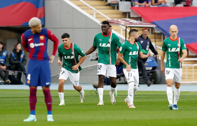 סמו אומורודיון שחקן אלאבס חוגג שער מול ברצלונה