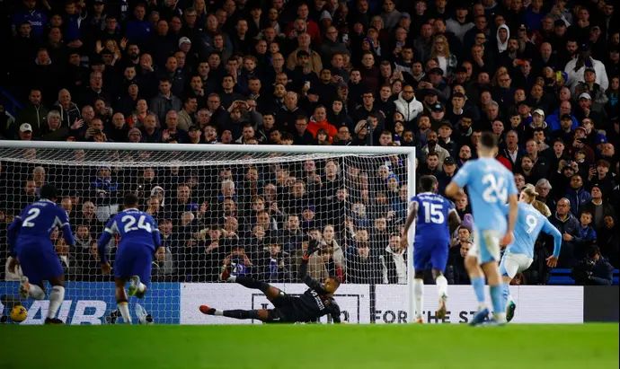 ארלינג הולאנד מנצ'סטר סיטי כובש מול רוברט סאנצ'ס צ'לסי