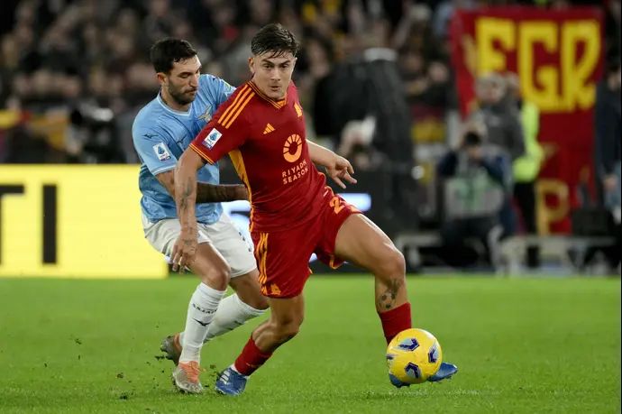 שחקן רומא, פאולו דיבאלה, מול שחקן לאציו דניאלה קטאלדי