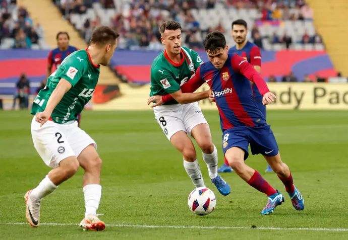 פדרי שחקן ברצלונה מול אנטוניו בלאנקו שחקן אלאבס