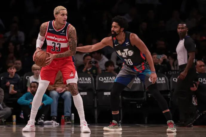 קייל קוזמה וושינגטון וויזארדס לצד ספנסר דינווידי ברוקלין נטס