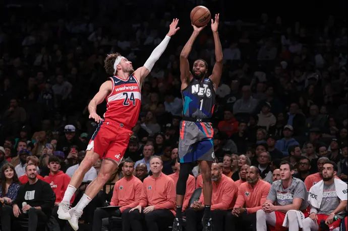 מיקל ברידג'ס ברוקלין נטס לצד קורי קיספרט וושינגטון וויזארדס