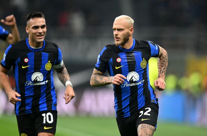 פדריקו דימרקו שחקן אינטר חוגג שער, מאחוריו לאוטרו מרטינס