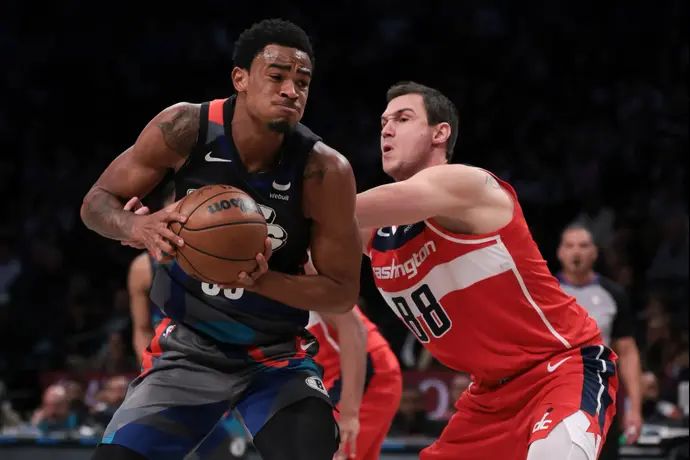 ניק קלקסטון ברוקלין נטס לצד דנילו גלינארי וושינגטון וויזארדס