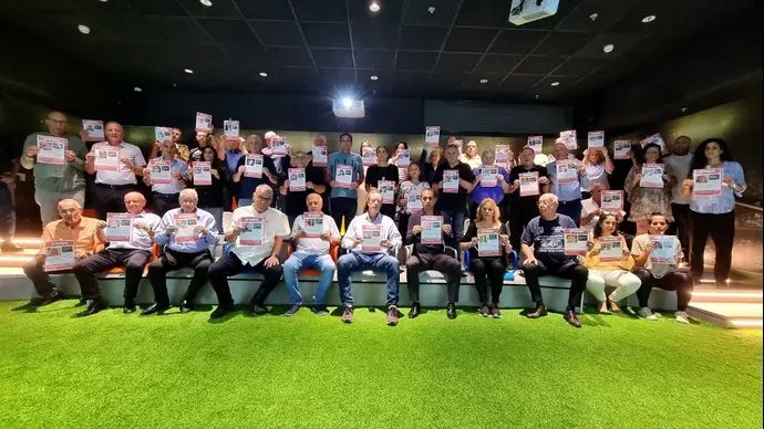 חברי המרכז והנהלת מכבי ישראל עם תמונות החטופים והחטופות