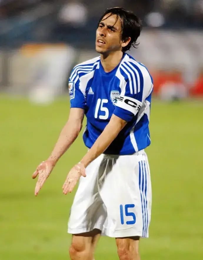 יוסי בניון שחקן נבחרת ישראל במשחק מול שוויץ