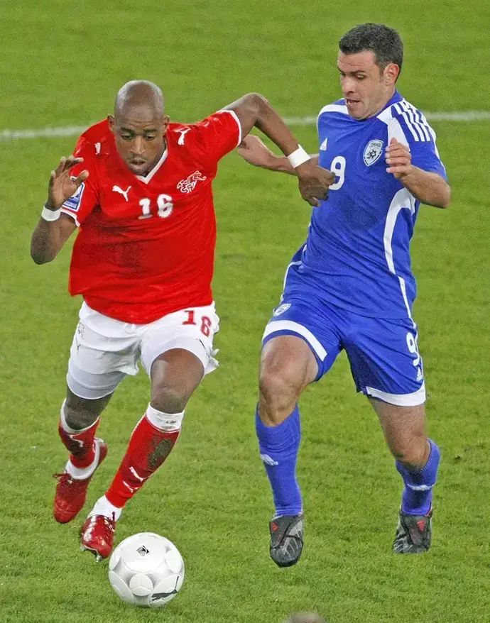 שחקן נבחרת ישראל, רוברטו קולאוטי, מול שחקן נבחרת שוויץ, גלסון פרננדס