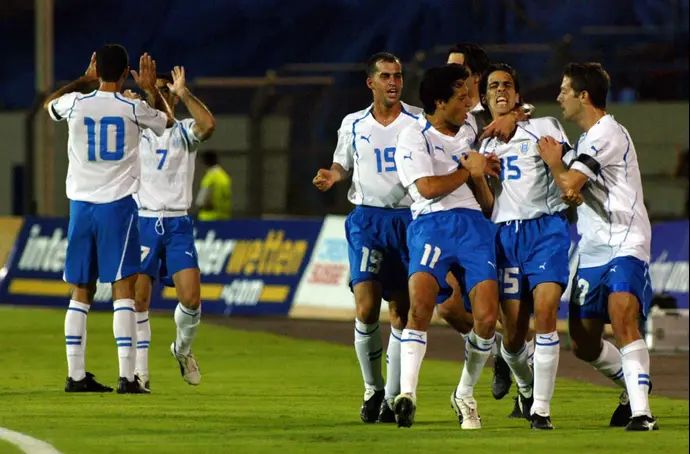 יוסי בניון חוגג עם שחקני נבחרת ישראל מול שוויץ 2005