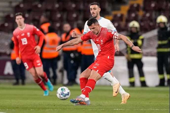 שחקן נבחרת שוויץ, גרניט ג'אקה, מול נטע לביא, שחקן נבחרת ישראל