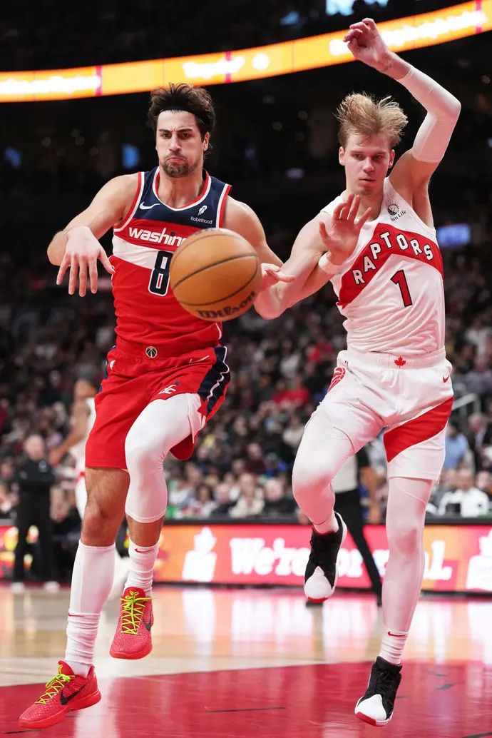 שחקן וושינגטון וויזארדס דני אבדיה מול שחקן טורונטו ראפטורס גריידי דיק