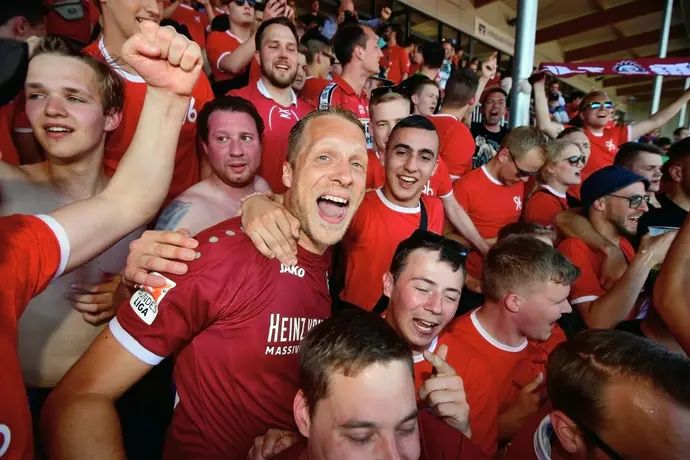 אוליבר פוכר עם אוהדי האנובר