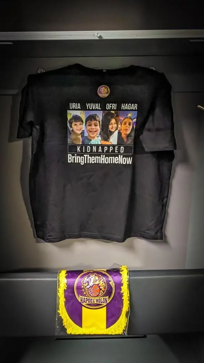 המחווה של הפועל חולון לזכרם של הנרצחים והנופלים ולמען שחרורם של החטופים