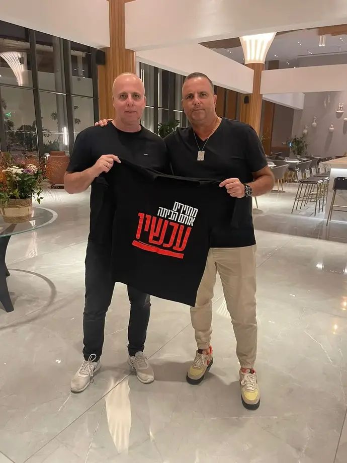 רן בן שמעון עם סוכנו גלעד קצב לאחר החתימה בא.א.ק לרנקה