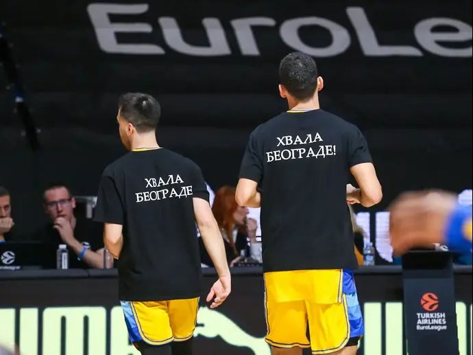 שחקני מכבי תל אביב עם חולצות "תודה בלגרד"