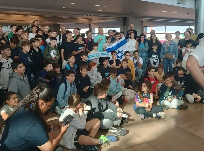 ילדי העוטף ושדרות בדרכם למשחקי נבחרת ישראל בהונגריה כחלק מפרויקט ׳ניצחון כחול לבן׳