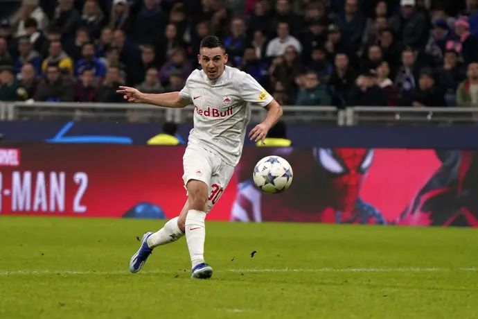 אוסקר גלוך שחקן רד בול זלצבורג כובש שער מול אינטר