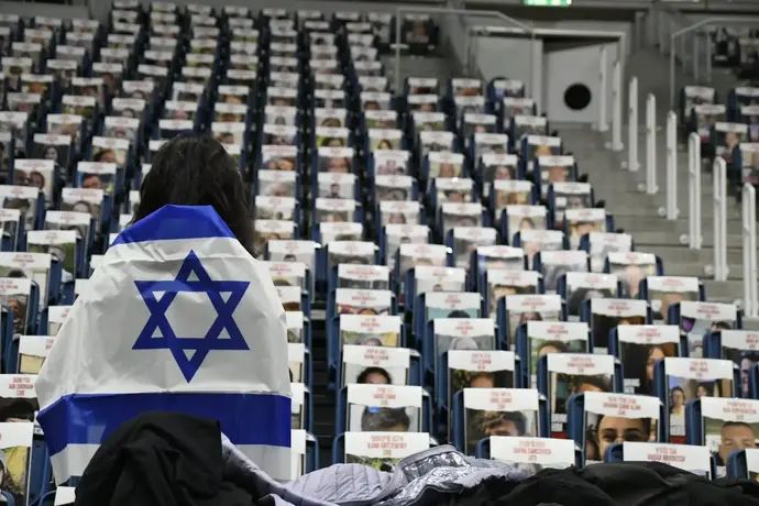 מיצג בארנה למען החטופים