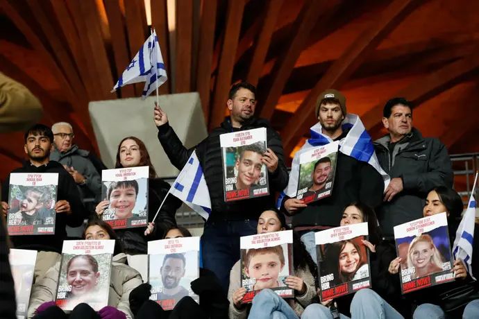 אוהדי נבחרת ישראל עם תמונות החטופים