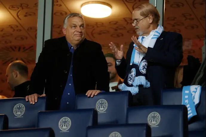 ראש ממשלת הונגריה ויקטור אורבן לצד שגריר ישראל בהונגריה יעקב הדס הנדלסמן