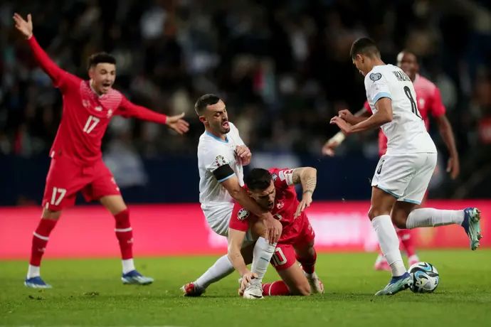 ענאן חלאילי, נטע לביא שחקני נבחרת ישראל שומרים על גרניט ג'אקה