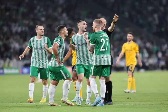 שחקני מכבי חיפה שועטים על השופט אנתוני טיילור מול בנפיקה