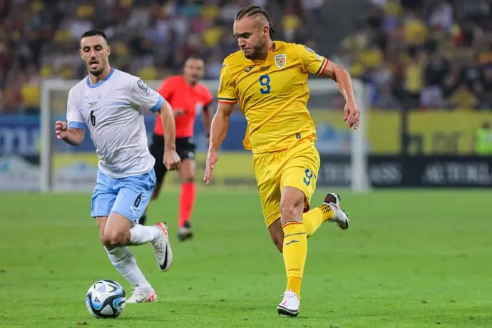 שחקן נבחרת רומניה, ג'ורג'ה פושקאש, מול שחקן נבחרת ישראל נטע לביא