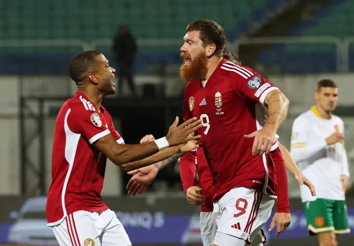 מרטין אדם חוגג עם שחקני נבחרת הונגריה