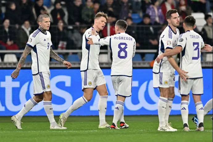 סקוט מקטומיניי חוגג עם שחקני נבחרת סקוטלנד