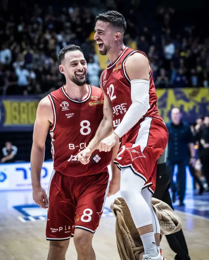 שחקן הפועל חיפה אופק אביטל חוגג עם עמית שמחון