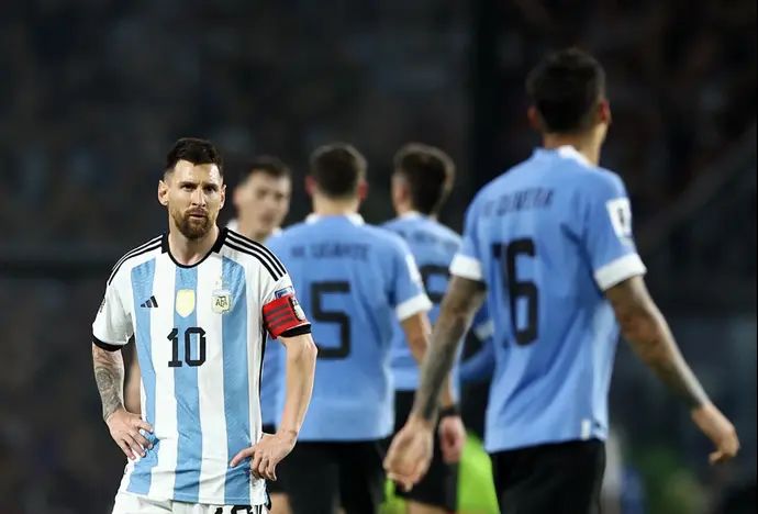 ליאונל מסי מאוכזב מההפסד של נבחרת ארגנטינה מול אורוגוואי