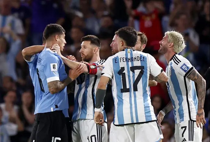 כוכב נבחרת ארגנטינה ליאונל מסי מתעמת עם שחקני אורוגוואי
